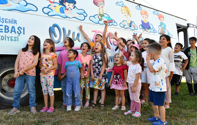 ÇOCUKLAR GEZİCİ KÜTÜPHANE VE EĞLENCE ARACINI ÇOK SEVDİ